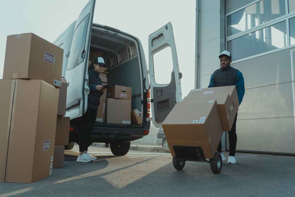 la última milla a menudo representa una parte significativa de los costos de logística debido a la necesidad de vehículos de entrega, conductores y rutas específicas.